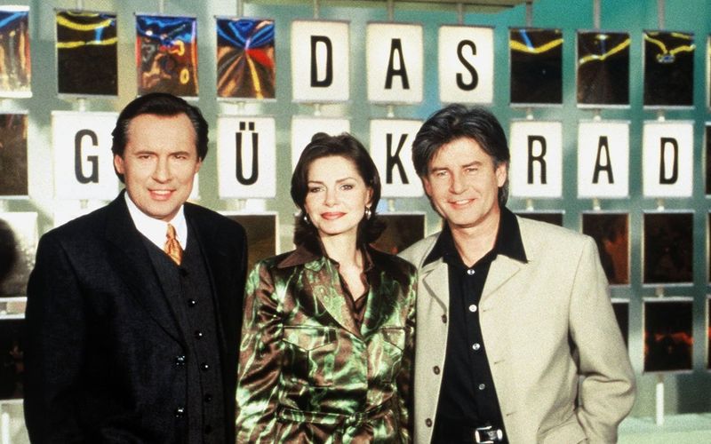 In den USA liefen Gameshows wie "The Price is Right" bereits seit Jahrzehnten, in Deutschland sorgten Ende der 80-er die damals neuen Privatsender dafür, dass auch hierzulande im TV geraten, geschätzt und gewusst werden durfte. Eine der ersten und beliebtesten Gameshows war das "Glücksrad" auf SAT.1, das nun neu aufgelegt wird. Was die Stars der Show heute machen, zeigt die Galerie ...