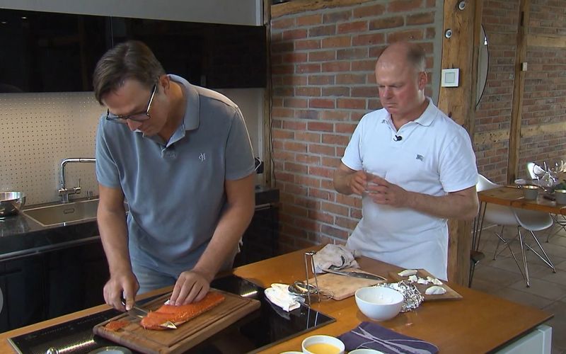 Gastgeber Jürgen (rechts) lässt bei Fleisch und Fisch lieber den Chirurgen Jochen ans Messer.
