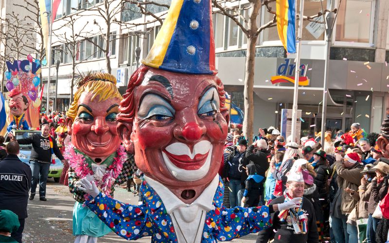 Farbenfrohes Schauspiel: Der Zug schlängelt sich durch die Landeshauptstadt. 