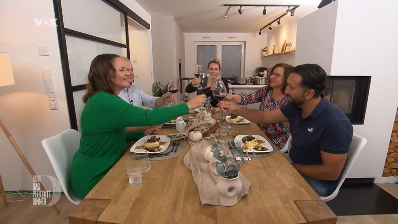 Angesichts der leckeren Hauptspeise steigt der Appetit der Gäste, von links: Lisa, Jürgen, Gastgeberin Sina, Inga und Edip.
