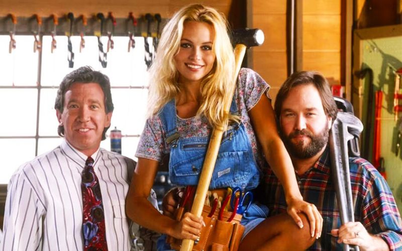 Sie feierte in der Sitcom ihr TV-Debüt: Pamela Anderson spielte in "Hör mal, wer da hämmert" das "Tool Time"-Mädchen Lisa, das Heimwerkerkönig Tim Taylor (Tim Allen, links) in seiner fiktiven TV-Show zur Hand geht. Nach zwei Staffeln stieg Anderson aus, um bei einer anderen Serie anzuheuern ... 