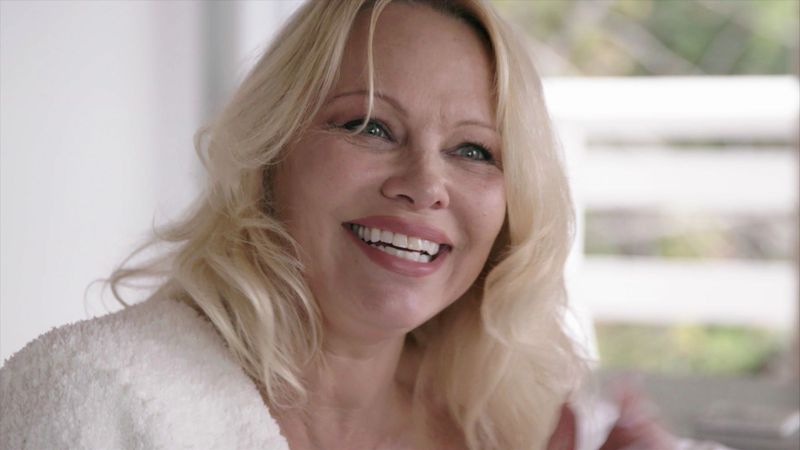 Selbstironisch, reflektiert, unterhaltsam: Pamela Anderson blickt bei Netflix unverblümt auf ihr nicht immer einfaches Leben zurück.