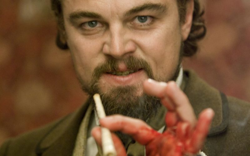Leonardo DiCaprio ist hart im Nahmen: Der Charakterdarsteller blieb einfach in der Rolle, als er sich in der Rolle Calvin Candies in Quentin Tarantinos "Django Unchained" (Samstag, 26. Juli, ProSieben, 20.15 Uhr) verletzte. Wie es dazu kam? DiCaprio hatte als aufbrausender Fiesling wütend auf einen Tisch zu schlagen, dabei zerbrach er ein Glas und schnitt sich mit einer Scherbe in die Hand. Er ist längst nicht der einzige Schauspieler, der sich vor laufender Kamera verletzte ...