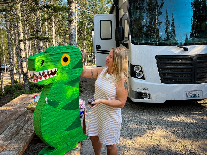 Happy Birthday, Konny! Zum Geburtstag ihres Ehemannes hat Manu Reimann eine Krokodil-Piñata gebastelt.