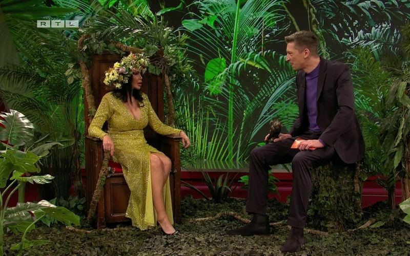 Als die neue Dschungelkönigin Djamila Rowe bei "Stern TV" zu Gast war, wurde das Interview durch zwei Männer unterbrochen.