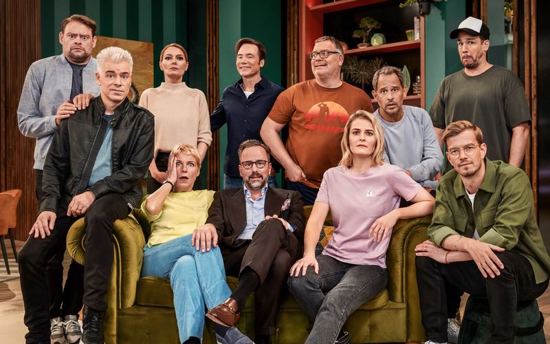 Diese zehn Teilnehmenden machen den Sieg in der vierten Staffel von "LOL: Last One Laughing" unter sich aus. Hintere Reihe, von links: Max Giermann, Martina Hill, Gastgeber Michael Bully Herbig, Elton, Moritz Bleibtreu und Jan van Weyde. Vordere Reihe, von links: Michael Mittermeier, Cordula Stratmann, Kurt Krömer, Hazel Brugger und Joko Winterscheidt.