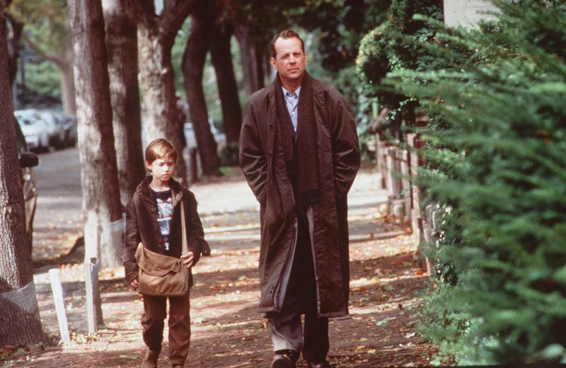 Seinen internationalen Durchbruch schaffte M. Night Shyamalan 1999 mit "The Sixth Sense" - einer seiner besten Filme. Der famose Mysterythriller, der subtile Spannung blutigen Schockeffekten vorzog, kostete etwa 40 Millionen Dollar und spielte weltweit an den Kinokassen über 670 Millionen Dollar ein. Auch bei den Oscars fand Shyamalans Werk Beachtung, ging 2000 aber trotz sechs Nominierungen leer aus.