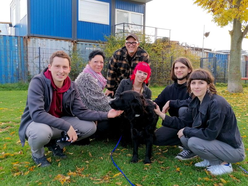 Helena (im Foto rechts) und ihre Familie wollen Wirbelwind "Timmy" adoptieren.