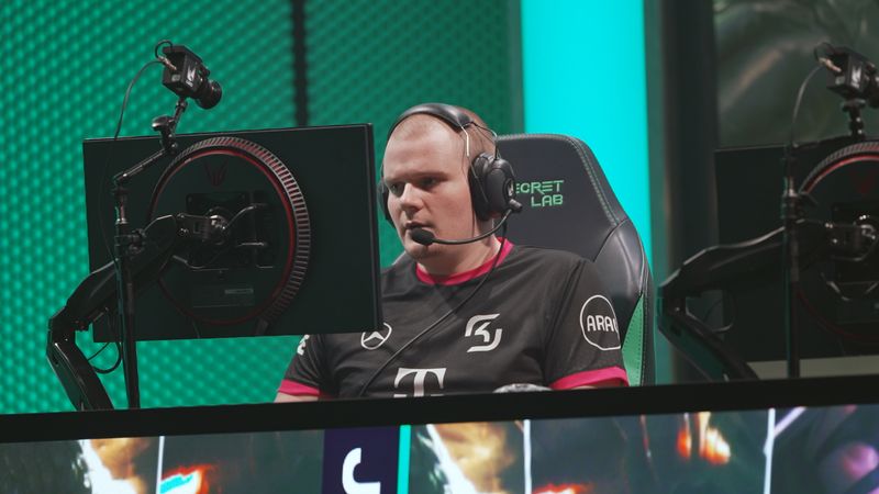 Janik gehört zu Deutschlands besten Gamern beim Spiel "League of Legends".