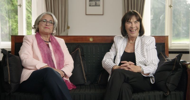 Die ehemaligen Bundestagsabgeordneten Christa Nickels (links, Die Grünen) und Ingrid Matthäus-Maier (FDP / SPD) erinnern sich im Doppelinterview in der Villa Hammerschmidt in Bonn an kämpferische Zeiten.
