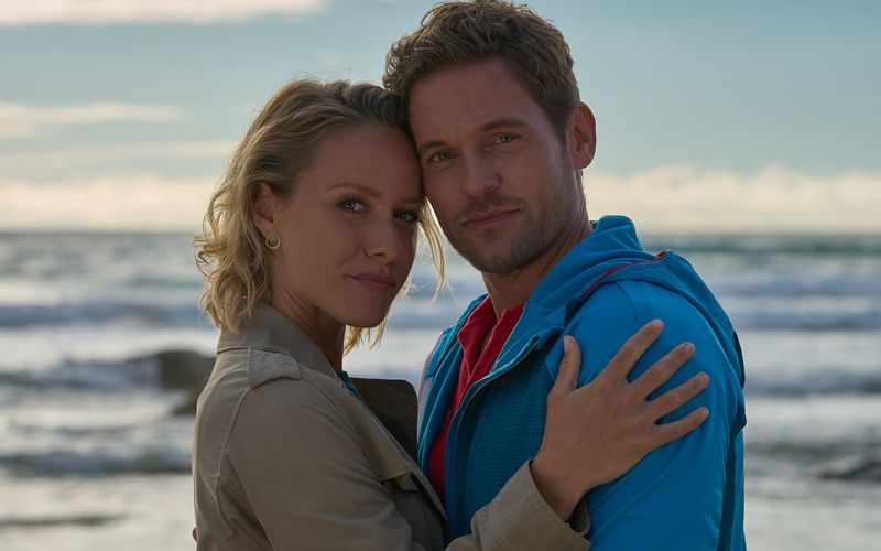 Pauline Parker (Lea Louisa Wolfram) und Eric Cameron (Joscha Kiefer) sind in "Rosamunde Pilcher: Liebe ist die beste Therapie" in ihrem traurigen Schicksal vereint. Der neue Film der ZDF-"Herzkino"-Reihe basiert auf Pilchers Kurzgeschichte "The Piper of Onde" und thematisiert Beziehungsprobleme der besonderen Art. 