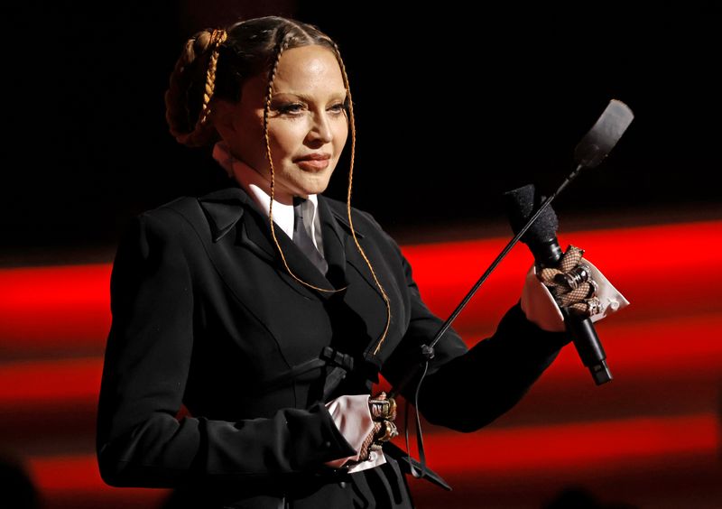 Bei der Grammy-Verleihung stellte Madonna Kim Petras vor. Doch statt über die Gewinnerin, wurde viel über das Gesicht der 64-Jährigen diskutiert.