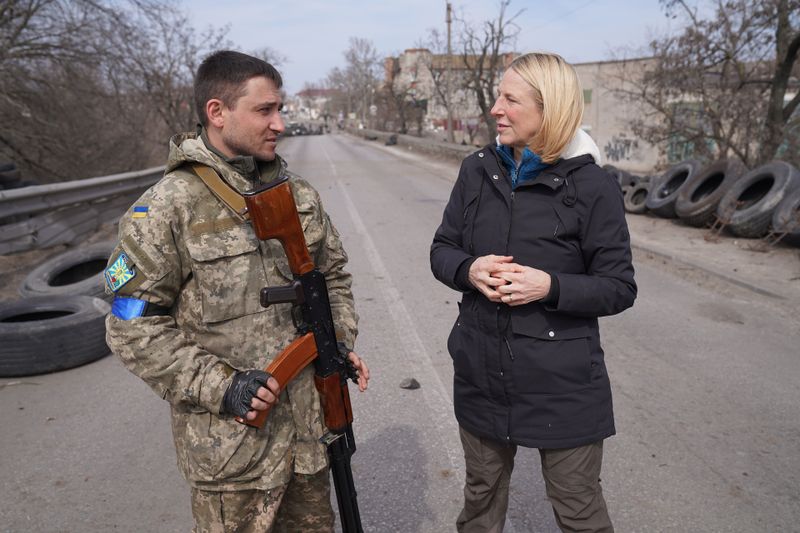 Berichtet seit einem Jahr intensiv aus dem Kriegsgebiet in der Ukraine: ZDF-Journalistin Katrin Eigendorf im Gespräch mit einem ukrainischen Soldaten.