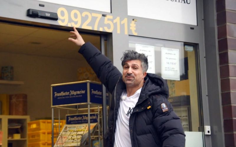 Multimillionär Kürsat Yildirim, genannt Chico, vor der Lottoannahmestelle, die ihn reich machte: Der Dortmunder ist seiner Heimat treu geblieben.