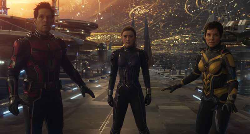 In "Ant-Man and the Wasp: Quantumania" (Free-TV-Premiere am 12.10., 20.15 Uhr, ProSieben) verlägt es Ant-Man (Paul Rudd) und The Wasp (Evangeline Lilly, rechts) nach "Quantumania", jenes Reich im subatomaren Raum, wo sie es mit dem Schurken Kang the Conqueror zu tun bekamen. Das Superhelden-Spektakel leitete "Phase 5" im MCU ein - ein denkbar enttäuschender Start, trotz prominenter Besetzung sammelte der Film beim Bewertungsportal Rotten Tomatoes nur 46 Punkte - Platz 37. 