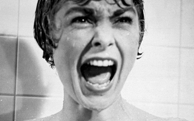 Von "Dracula" bis zur schreienden Janet Leigh (Bild aus "Psycho"), von "Alien" bis zu "Der weiße Hai": Zu Halloween präsentieren wir die besten Horrorfilme der Kinogeschichte!
