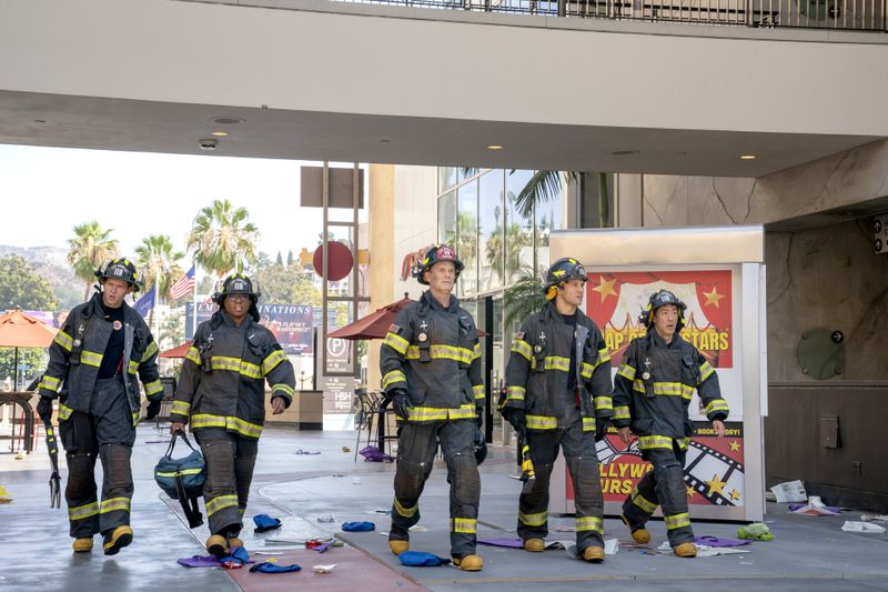 Ein spannender Staffelauftakt: Wegen eines Hackerangriffs fällt in ganz Los Angeles der Strom aus. Die Feuerwehrleute von 118 versuchen Ordnung in das Chaos zu bringen.