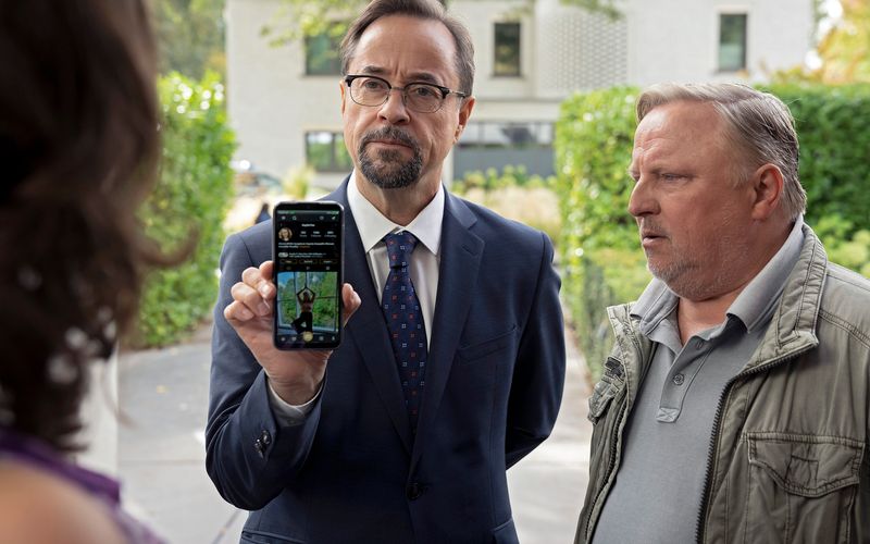 Das Leben als Momfluencerin ist nicht immer leicht: Kommissar Thiel (Axel Prahl, rechts) und rechtsmediziner  Boerne (Jan Josef Liefers) stießen bei ihren Ermittlungen zum Tod einer Momfluencerin auf viel Neid und Missgunst unter anderen Müttern wie Thekla Cooper (Monika Oschek).