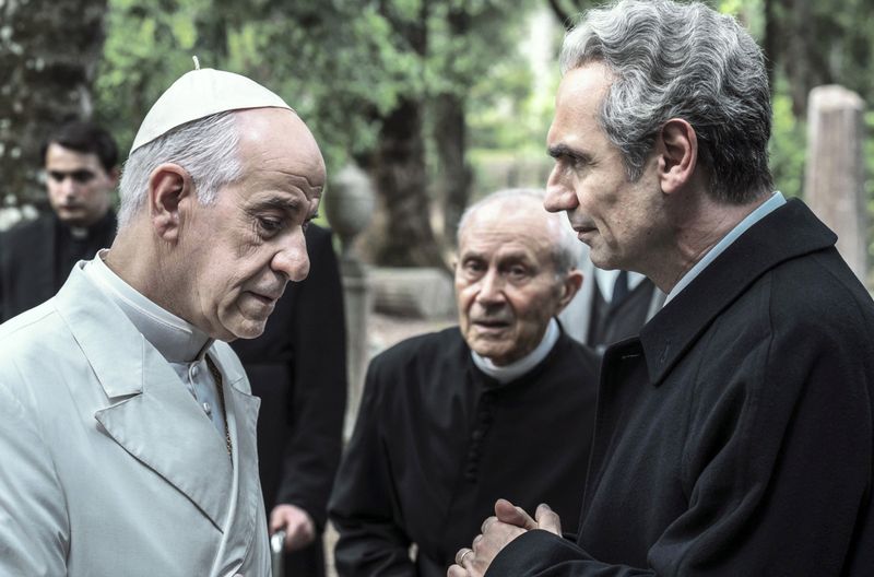 Auch Papst Paul VI. (Toni Servillo) versucht, eigene Interessen zu vertreten. Er verweigert seinem Freund Aldo Moro (Fabrizio Gifuni) die Unterstützung für dessen "historischen Kompromiss" mit der Kommunistischen Partei.