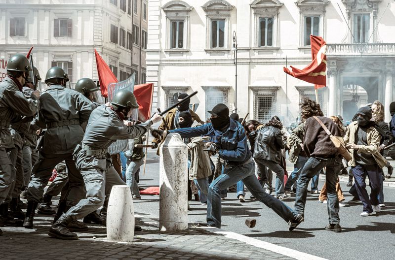 Italien, 1978: Die politischen Spannungen führen immer wieder zu gewaltsamen Straßenkämpfen zwischen anarchischen Kommunisten und der Polizei.