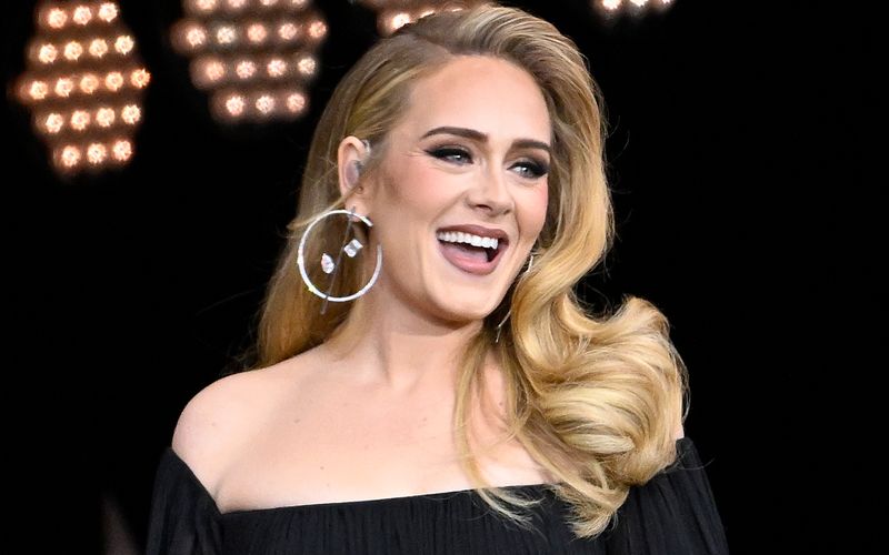 Superstar Adele leidet unter Rückenschmerzen - und musste deshalb schon öfter ihre Konzerte unterbrechen.