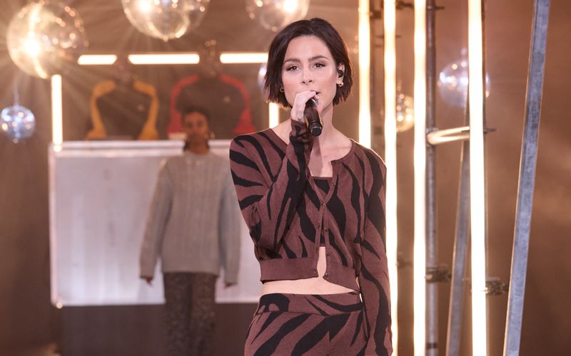  Am 23. Mai 1991 wurde Lena Meyer-Landrut in Hannover geboren, inzwischen wohnt die Niedersächsin in Berlin. Neben ihrer Gesangskarriere arbeitet sie gelegentlich auch als Model, mit a lot less hat die 31-Jährige zudem ein eigenes Label. Auf Instagram folgen der Sängerin über 5,2 Millionen Menschen.