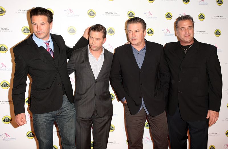 Stepghen Baldwin (zweiter von links) ist in seiner Familie nicht der einzige, der im Schatten des ältesten Bruders Alec (zweiter von rechts) steht: Auch William Baldwin (links) und Daniel Baldwin arbeiten zwar als Schauspieler, kamen aber nie über Neben- oder Seriengastrollen hinaus.