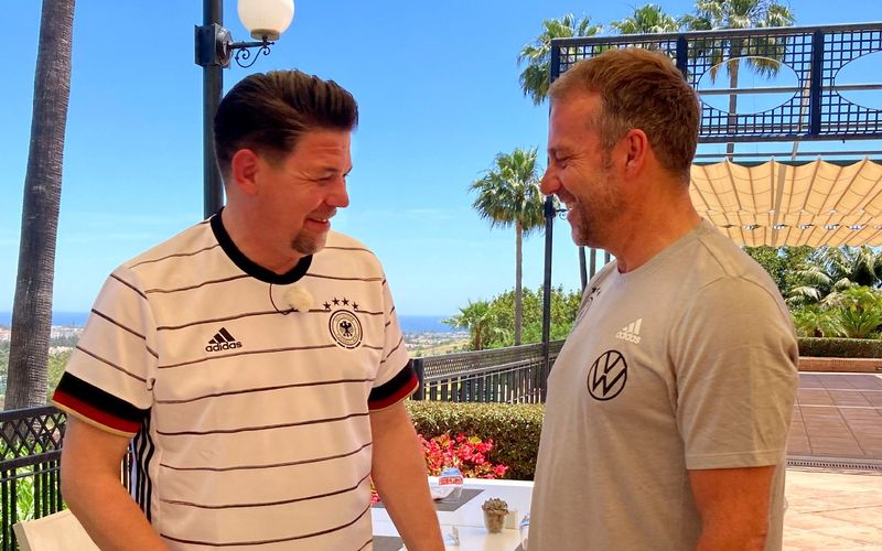 In Marbella lernte Tim Mälzer (links) Nationaltrainer Hansi Flick kennen.