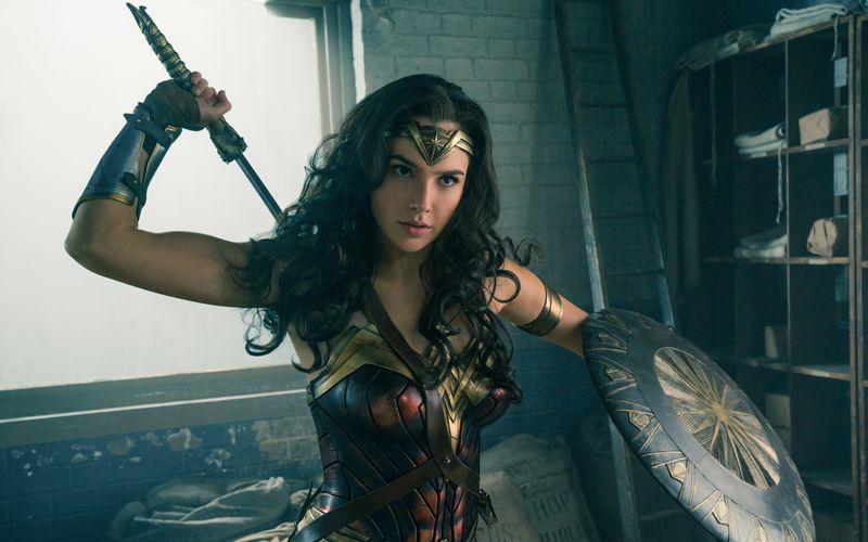 Die Amazone "Wonder Woman" alias Diana Prince (Gal Gadot) greift mit Schwert, Schild und magischen Kräften in den Ersten Weltkrieg ein, um Kriegsgott Ares zu stoppen.