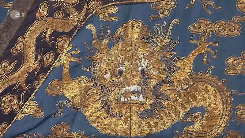 Detlev Kümmel ist Experte für asiatische Kunst und konnte dementsprechend auch viel über das Objekt erzählen. "Das nennt sich eine Drachenrobe", verwies Kümmel direkt auf die zentralen Motive der Stickerei. "Ein jeckes Ding", kam Horst Lichter aus dem Staunen nicht heraus.