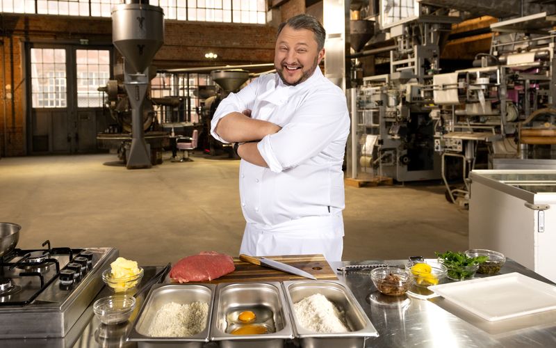 Für die Dokumentation "Die Tricks der deutschen Restaurants" lädt Sebastian Lege Testgäste ein, die seine "hausgemachten" Speisen probieren sollen. Dabei arbeitet er ausschließlich mit Produkten aus der Lebensmittelindustrie.