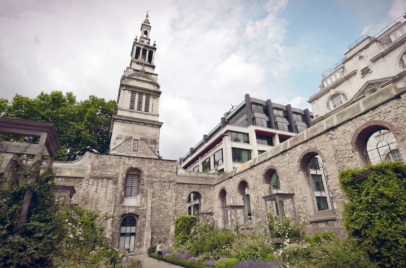 Die Klosterruine Greyfriars in London ist Zeugnis der ganzen Brutalität, mit der Heinrich VIII. zur Reformation zwang. Grund dafür war die Weigerung des Papstes, Heinrichs Ehe mit Katharina von Aragon zu annullieren.
