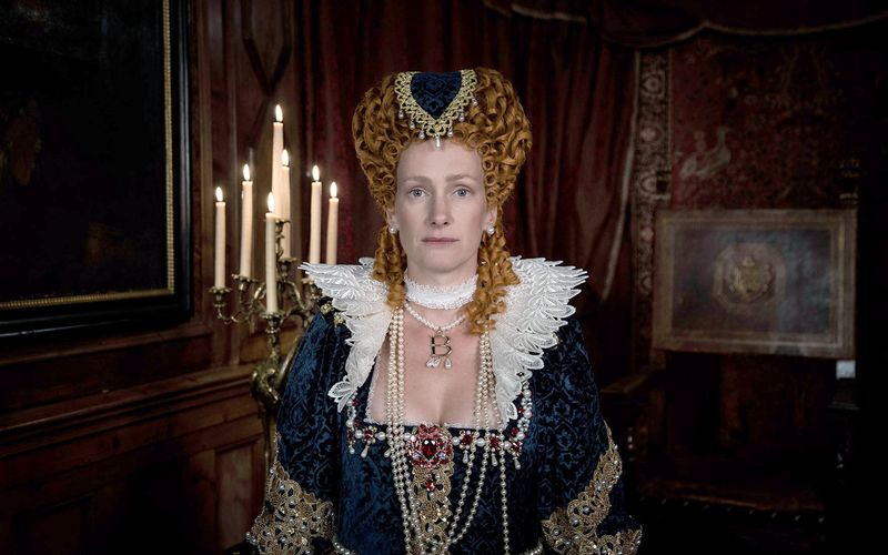 Die österreichische Schauspielerin Marie-Christine Friedrich verkörpert Elisabeth I. in Spielszenen als schrullige und hysterische Monarchin.