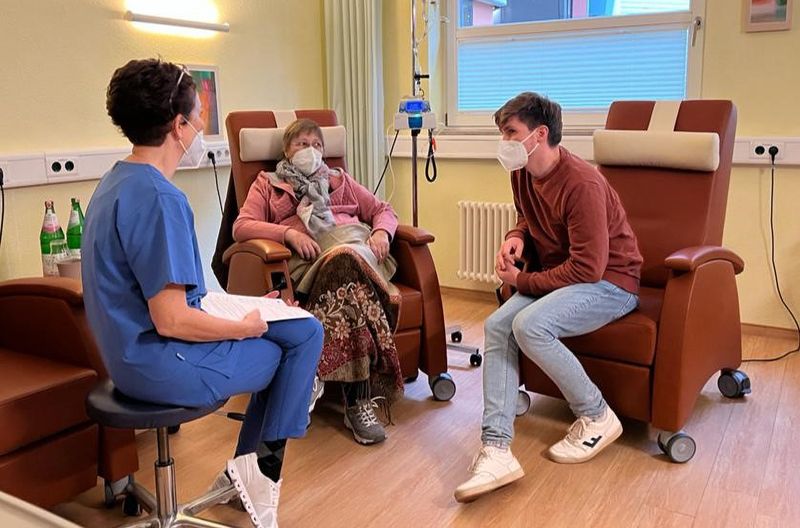 Frank Seibert (rechts) im Gespräch mit der Ärztin Dr. Anette Voigt und einer Patientin über die Misteltherapie, die begleitend zur Chemotherapie am anthroposophischen Krankenhaus Herdecke eingesetzt wird.

