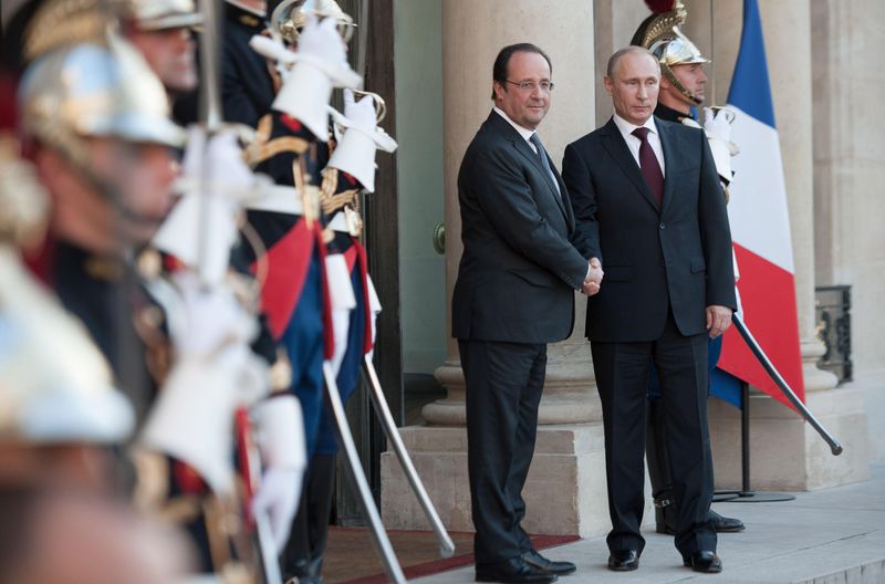 Der russische Präsident Wladimir Putin trifft seinen französischen Amtskollegen François Hollande am 5. Juni 2014 im Elysée-Palast in Paris im Rahmen der Feiern zum 70. Jahrestag des D-Day in der Normandie. Parallelen zum zweiten Weltkrieg kommen ihm gelegen.