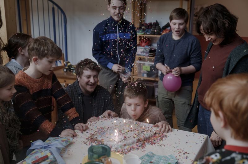 Im Kinderheim feiert Ronny (Johann Barnstorf) am Morgen seinen zehnten Geburtstag. Auch die Erzieher Gabi Kleinschmidt (Maja Schöne, rechts)und Matthias Precht (Thomas Schubert, vierter von links) sind mit dabei. Doch nach einem Besuch bei seiner Mutter verschwindet der Junge am selben Abend.