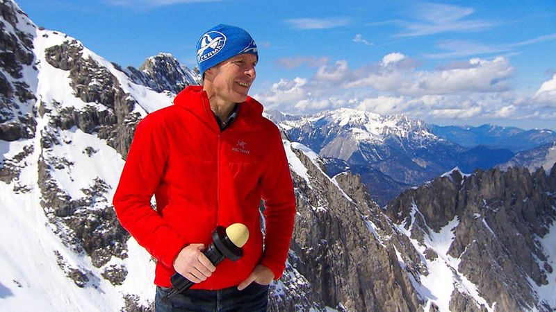 Professor Jan Beutel vom Institut für Informatik an der Universität Innsbruck ist Experte im Bereich Sensornetzwerke und kommt in der 3sat-Dokumentation "Die Alpen im Umbruch - Klimawandel im Gebirge" zu Wort.