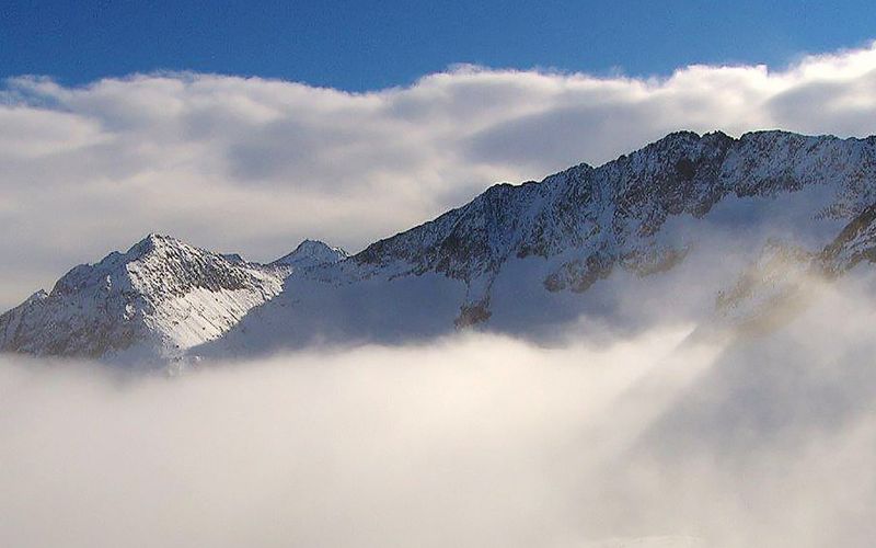 In ihrem neuen Film taucht Christiane Sprachmann ein in eine Welt, in der der Mensch nur begrenzten Handlungsspielraum hat: Das Leben im alpinen Hochgebirge wird zunehmend gefährlicher, so auch in den Stubaier Alpen. Massive Gipfel drohen einzustürzen. Was kann die Wissenschaft zusätzlich zu Frühwarnsystemen tun, um groben Schaden abzuwenden? 