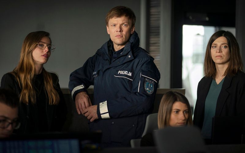 Leon Pawlak (Sebastian Hülk, Mitte) und Dr. Viktoria Wex (Claudia Eisinger, rechts) ermitteln im Mordfall eines Cyberunternehmers. Mitarbeiterin Kaja (Paula Kroh, links) zeigt ihnen dessen alten Arbeitsplatz.