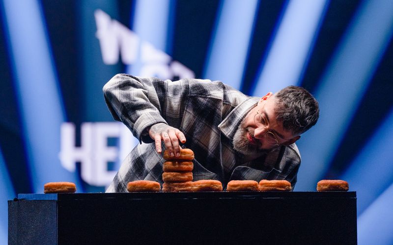 Gestatten, Sido - der neue Weltrekord-Halter im Donut-Stapeln!
