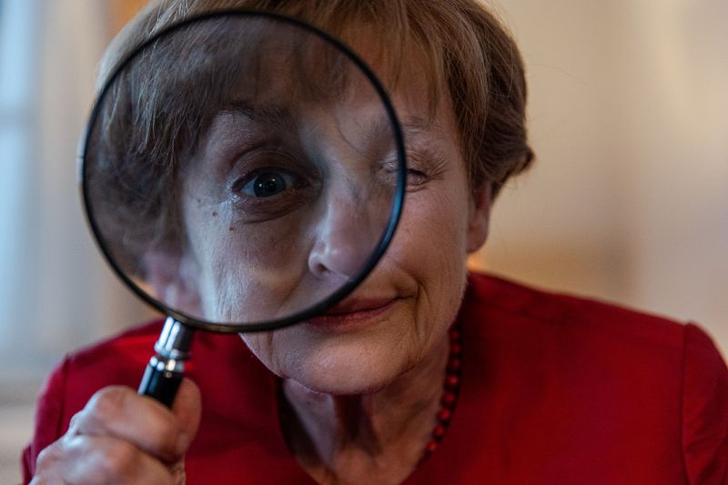 "Miss Merkel" (Katharina Thalbach) schaut auf ihrem beschaulichen Rentensitz in der Uckermark genauer hin als andere - und löst mit ihrem scharfen Verstand den ein oder anderen Kriminalfall. RTL verfilmte den ersten von bisher zwei "Miss Merkel"-Romanen aus der Feder von David Safier.
