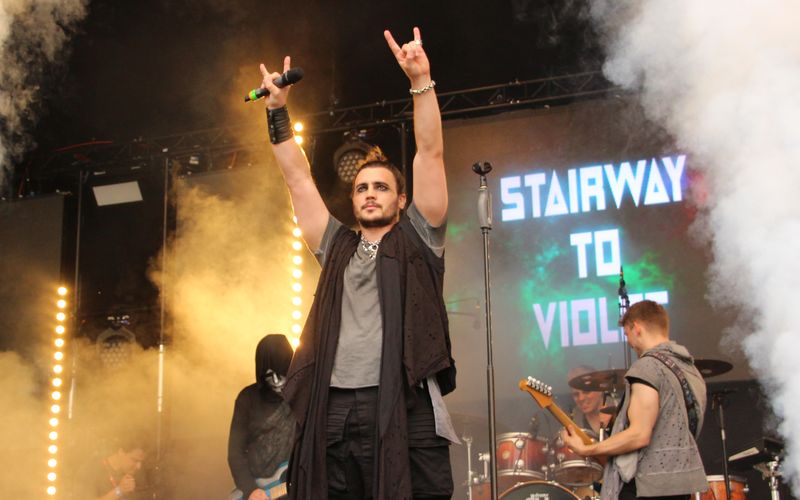 Bela Klentze tritt seit 2022 als Frontmann der Band Stairway To Violet auf.