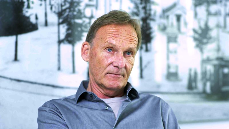 Hans-Joachim Watzke ist einer von zahlreichen Zeitzeugen, der sich im Sky-Dokumentarfilm "Der Anschlag - Angriff auf den BVB" an den Anschlag auf den BVB-Mannschaftsbus von  2017 erinnert.