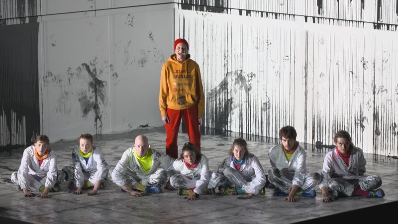 Aktivistinnen und Aktivisten machen in Volker Löschs Stück "Recht auf Jugend" am Theater Bonn mit festgeklebten Händen auf sich aufmerksam.