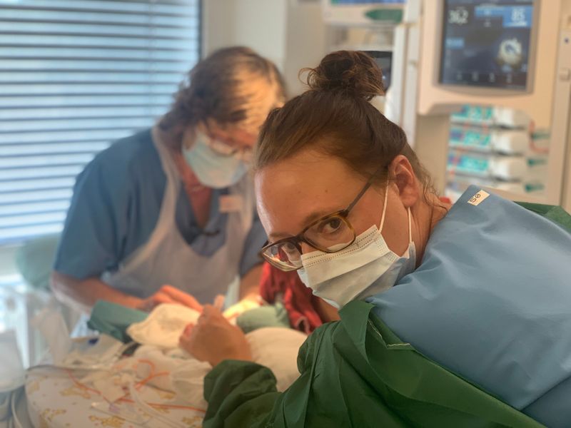Die Kleinsten brauchen die größte Aufmerksamkeit: Kindermedizin ist heikel. Pflegerin Martina (rechts) betreut gemeinsam mit Chefärztin Dr. Bohnhorst eine neugeborene Patientin.