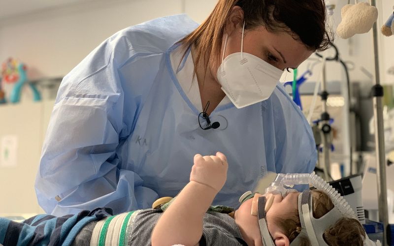 Fachpersonal in der Kinderpflege wie Franziska ist ausgelastet. Zu viele offene Vollzeitstellen fordern ihren Tribut. Dabei können vor allem Eins-zu-eins-Behandlungen oft ausschlaggebend sein. Woran es liegt, dass Pflegekräfte zu wenig Zeit für Patienten und Eltern haben, beleuchtet Jennifer Gunia im neuen Film der "37°"-Reportage-Reihe (ZDF).