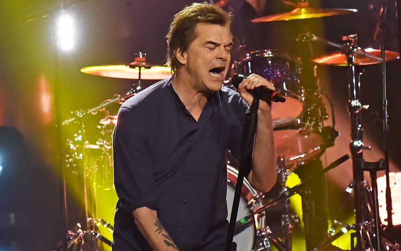 Tote-Hosen-Frontmann Campino richtete bei dem Benefizkonzert der Band für die Erdbebenopfer das Wort an die rund 10.000 Zuschauerinnen und Zuschauer: "Es zerquetscht einem das Herz". 