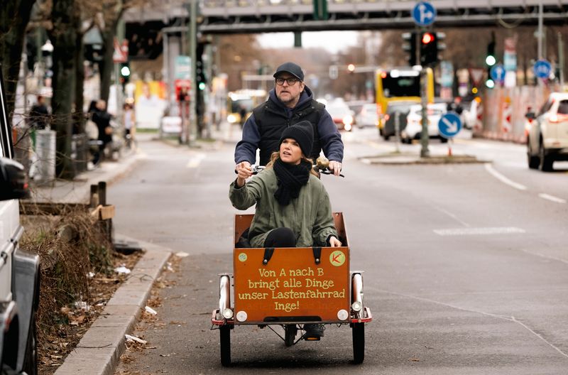 Sie testen moderne Verkehrskonzepte wie hier in Hamburg, wo Bürgern und Besuchern der beste, kostengünstigste und klimaschonende Weg durch die Stadt per App berechnet wird: Anke Engelke und Bjarne Mädel.