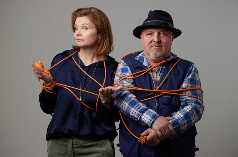 Auch Annette Frier und Axel Prahl stellen als interessierte, engagierte Laien Fragen. Ihr Bereich ist Bauen und Wohnen.