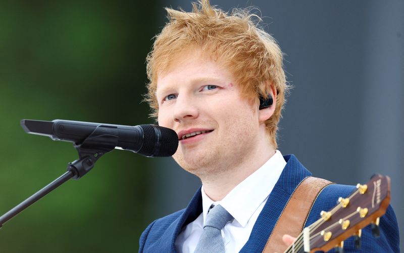 Der Sänger und Songwriter Ed Sheeran wollte für seine Single "Shape Of You" (2017) den Rapper Jay-Z mit ins Boot holen. Dieser lehnte jedoch ab. 